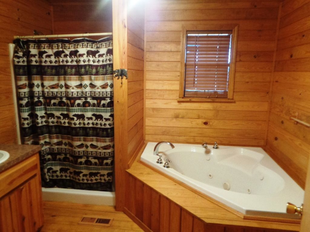 Cabin 1 Bathroom with Jet Tub